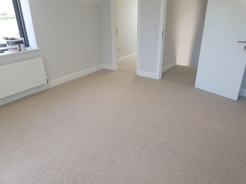 beige-carpet-bedroom